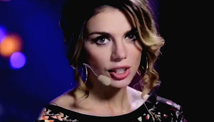 Анна Седокова пообещала зрительницам отобрать самых красивых парней