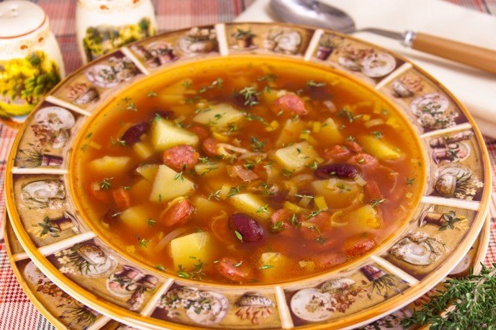 Овощной суп с колбасками