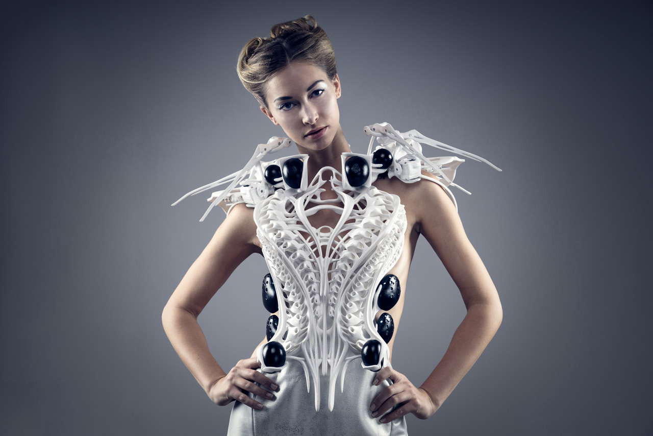 Роботизированное платье-паук "spider dress 2.0"  способно вас защитить