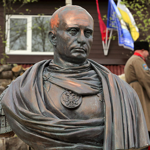 Памятник Путину в образе императора установили под Петербургом