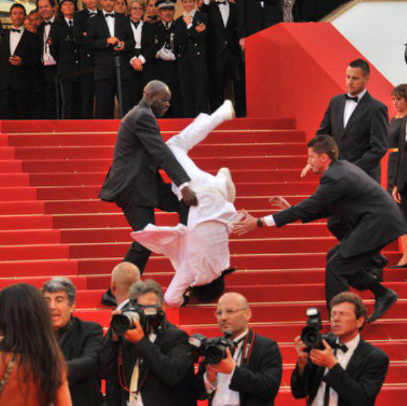 Джейсон Деруло упал со ступенек на красной ковровой дорожке Met Gala 2015